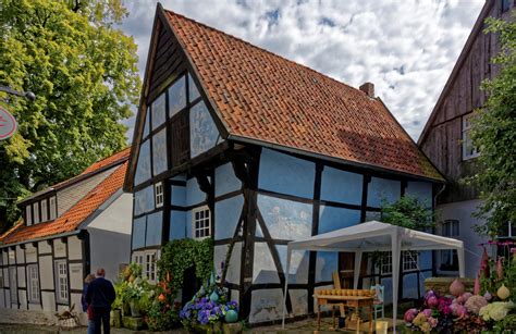 Das schiefe haus zeugt von großer, regionaltypischer architektur. Das schiefe Haus von Tecklenburg Foto & Bild | sommer ...