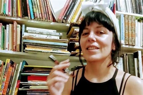 Muriel Bellini responde con dibujos el ping pong de Cómics