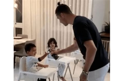 Cristiano Ronaldo Mostra Como Os Filhos Desinfetam As Mãos A Ferver