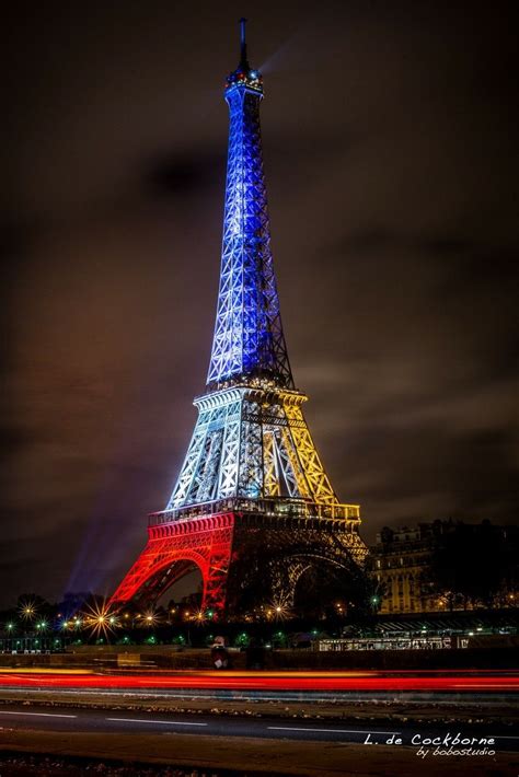 Eiffel Tower Lit Up In France Colors Paris Viaje Fotografía De