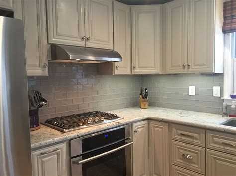 Ceramic can handle a bit more wear and tear than the glass as it has great stain resistance. Kitchen: Amazing Glass Subway Tile Backsplash For Modern ...