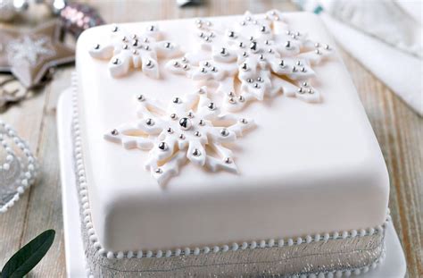 How to make a square fondant cake and get those super sharp edges and corners. 18 AWESOME Christmas cake decorating ideas | Mums Make Lists
