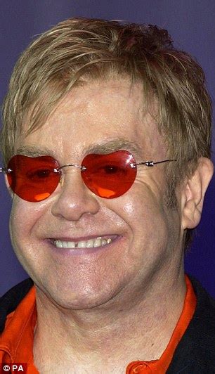 Elton John Shops For Glasses In La Even Though He Owns 250000 Pairs