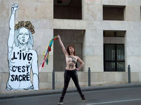 Livg Cest Sacré Action Dun Artiste Et Dune Femen Contre Le Fn Challenges