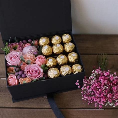 Flower Box Z Ferrero Rocher - Flower box with Ferrero rocher. Adding a sweet flower bouquet untuk enhance Kan lagi suasana