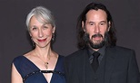 Keanu Reeves asiste con novia a un estreno por primera vez en décadas