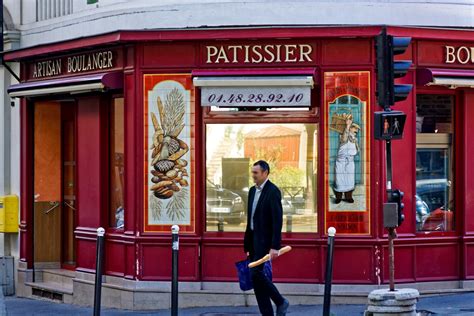 Doù vient le cliché du Parisien avec son béret et sa baguette