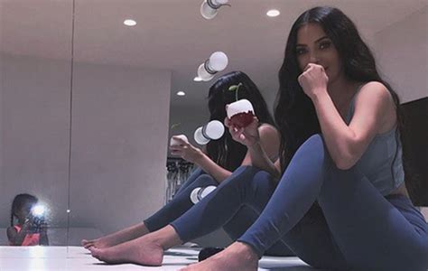 Kim Kardashian Fotografada Pela Filha Em Foto No Instagram Ofuxico