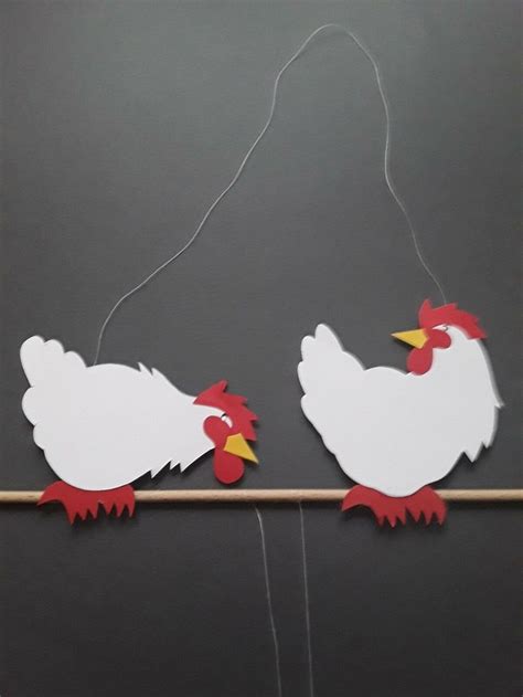 Alle ausmalbilder sind von unseren illustratoren erstellt und sind fensterbild pferd. HÜHNER AUF STANGE, Fensterbild Tonkarton Frühling Küche ...