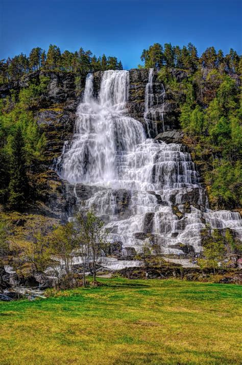#tvindefossen #waterfallfortwo #powerifnature #beautyofnature #romantic #bucketlist #repost @exploringeurope ・・・ the powerful tvindefossen waterfall in voss, norway have you. Tvindefossen Waterfall | Rejse