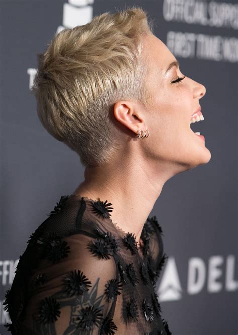 Halsey posted a photo revealing her naturally curly hair, and while most commenters loved it, some now check out 100 years of short hair: halsey | Hair styles, Halsey hair, Girls short haircuts