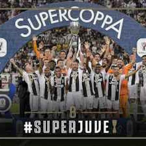 La Juventus Alza La Sua Ottava Supercoppa Italiana Le Immagini Dei Festeggiamenti In Campo E
