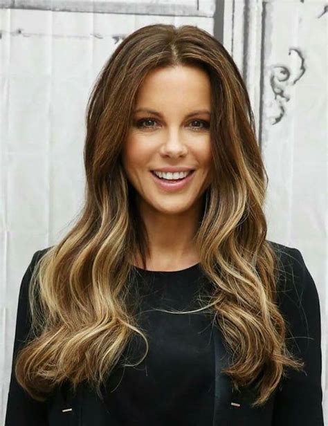 Female Celebrity Wearing Light Brown Hair With Blonde Highlights And