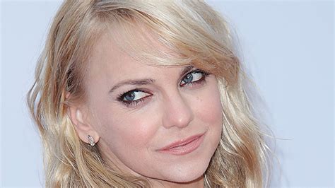 Anna Faris Posts Pic Of Her Skinny Legs And Is Slammed By Body Shamers