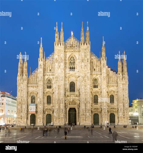 la catedral de milán al atardecer vista frontal la piazza del duomo milan italia fotografía
