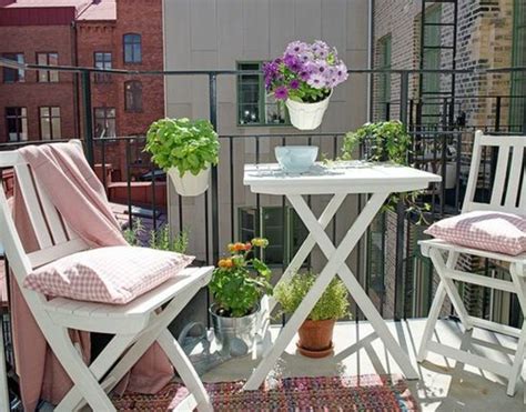 Balkon Verschönern Skandinavischer Stil Weiße Möbel Tisch Und Stühle Bunte Blumen Deko Ideen