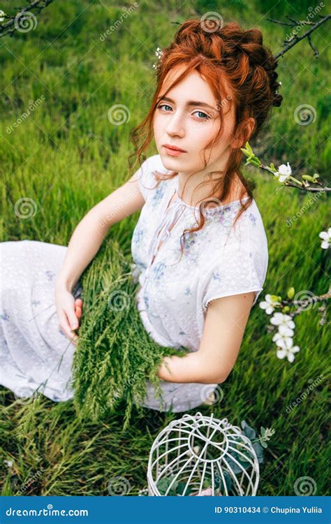 Retrato De Uma Menina Bonita Do Redhead Foto De Stock Imagem De