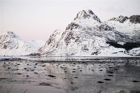 Lago Congelado En Invierno En La Isla De Lofoten Noruega Imagen De
