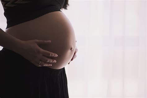 embarazada mujer negro vestido madre cuerpo mujer embarazada embarazo hembra esperando