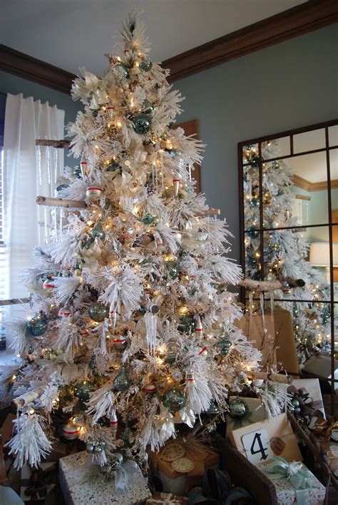30 Gold Christmas Decorations Ideas For Home Flawssy
