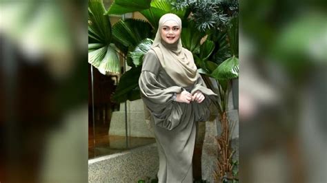 Model Baju Siti Nurhaliza Gaya Modis Siti Nurhaliza Dengan Busana Hijab Glamor Dream Co Id