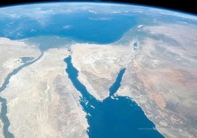 The suez canal—the first artificial waterway connecting the mediterranean sea and the red sea—initially opened in the new suez canal opened in 2015 after just one year of construction. Un canal de Suez israelí - Enlace Judío