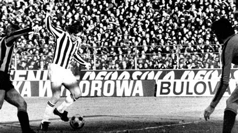 Juventus return to the top of the table with a season defining derby d'italia victory over inter milan. 16/01/1977 - Serie A - Juventus-Inter 2-0 - YouTube
