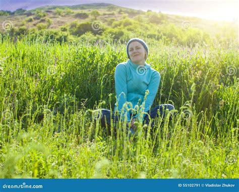 一个女孩的画象一个象草的领域的在日落 库存图片 图片 包括有 喜悦 疲倦 黎明 位于 冒险家 和谐 55102791