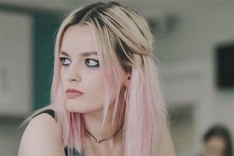 Margot Robbie İle Kıyaslanan Sex Education Dizisinin Asi Güzeli Emma