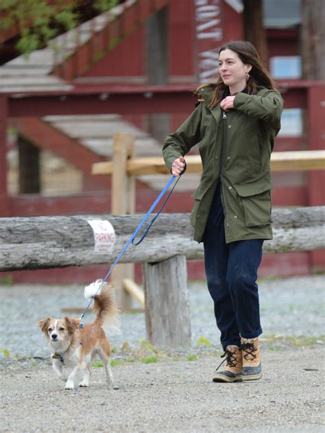 Anne Hathaway Visits A Farm Stand With Her Dog In Easton Ct 0513