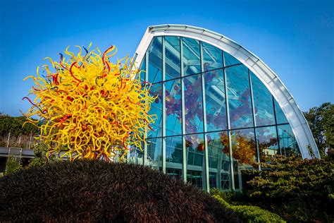 Dale Chihuly Pioneering Glass Artist Is Building A Major Legacy