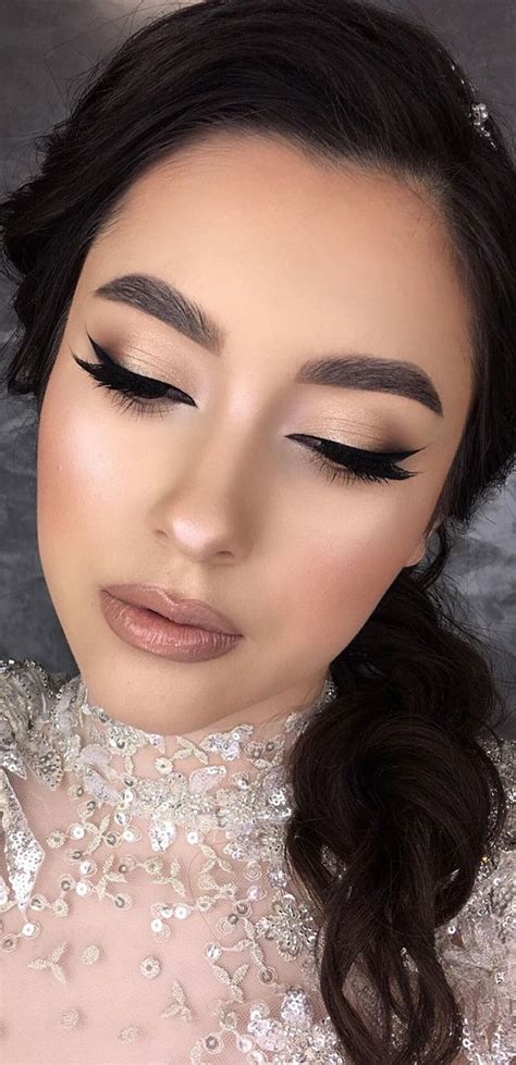 stunning makeup looks 2021 nude eyeshadow and lips