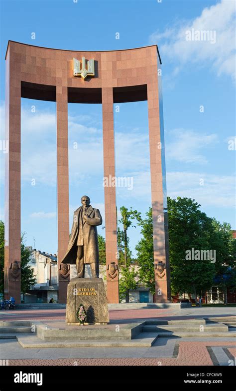 Stepan Bandera Monument à Lviv Ukraine Ville Photo Stock Alamy