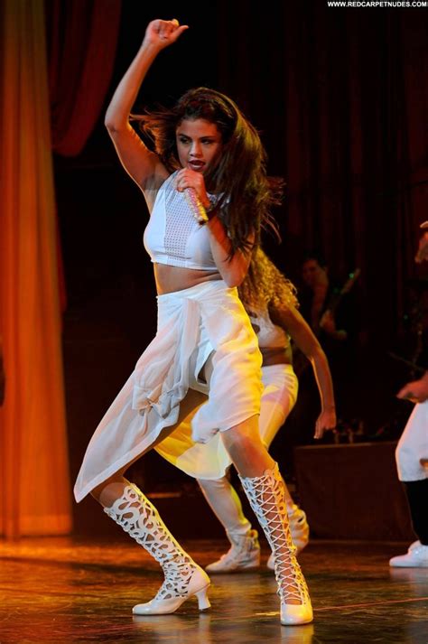 Selena Gomez Performance Candids Posing Hot Beautiful High Resolution Selena Gomez Nude Club