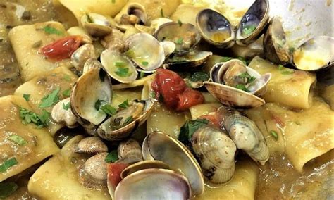Trascorsi circa 20 minuti di cottura del fumetto, scaldate l'olio in una padella e fatelo insaporire per qualche minuto con il peperoncino e gli spicchi di aglio in camicia. Paccheri con crema di melanzane e frutti di mare - :: I ...