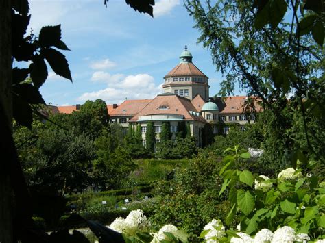 Der botanische garten ist eine core facility der fakultät für lebenswissenschaften und schließt an das department für botanik und biodiversitätsforschung an. Der botanische Garten in München-Nymphenburg Foto & Bild ...
