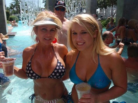 Mom And Daughter In Vegas Scrolller