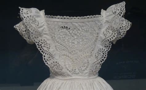 What is Broderie anglaise? - THE CRAFT ATLAS
