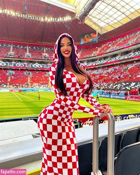 Miss Croatie Va Remontrer Ses Seins Et Son Cul Lors Du Match Mardi Sur
