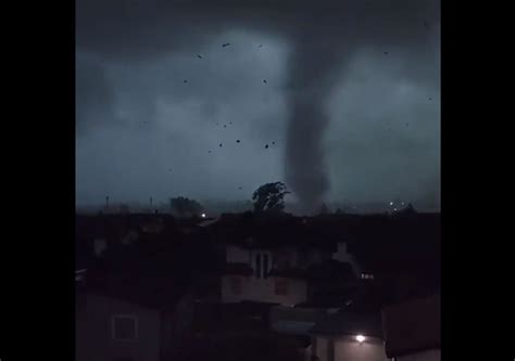 Video En Medio De La Ola De Calor Un Inesperado Tornado Azota La