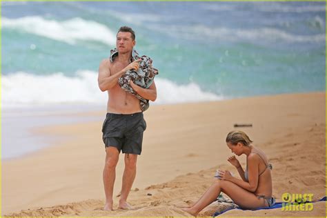 Sam Worthington And Lara Bingle Show Off Beach Bodies In Hawaii Photo