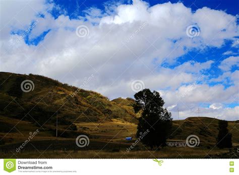 The Autumn Scenery On The Road To Qinghai Tibet Plateau Stock Photo
