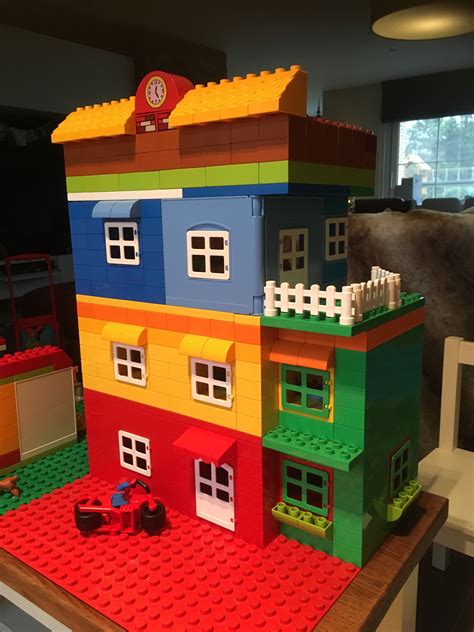 Es m�sste fast vollst�ndig sein, es ist alles dabei, was auf den bildern zu sehen ist.wir bieten auch noch ein lego duplo schloss an sowie spielzeugkisten zum. Duplo house | Lego duplo, Lego activities, Lego duplo train