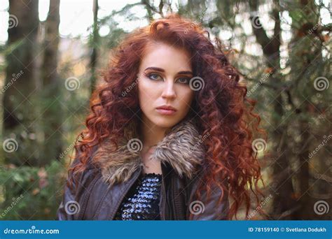 Frau Mit Dem Gelockten Haar In Der Lederjacke Im Wald Stockfoto Bild Von Nett Herrlich