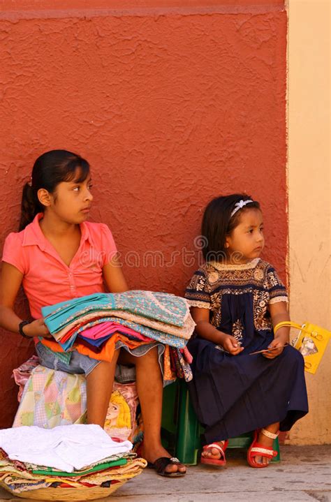 Meninas Mexicanas Pequenas Que Esperam Compradores Imagem De Stock