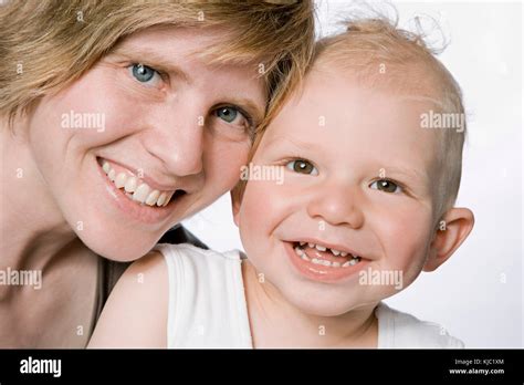 Porträt Von Mutter Und Sohn Stockfotografie Alamy