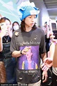 組圖：王琳凱戴藍色毛線帽酷趣現身機場 引粉絲熱情圍拍 - 新浪香港