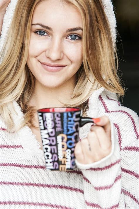 Zacht Portret Van Tiener Die Hete Koffie Drinken Thuis Instagram