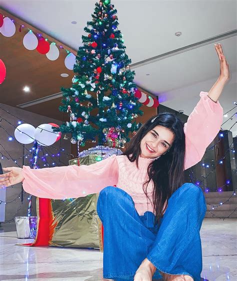 Avneet Kaur Wallpapers Photos Images And Pictures Dear Santa Just Leave Your Credit Card Under