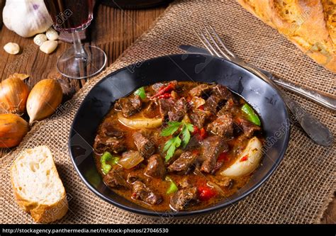 Klassisches Rindergulasch Mit Paprika Und Zwiebeln Stockfoto Bildagentur